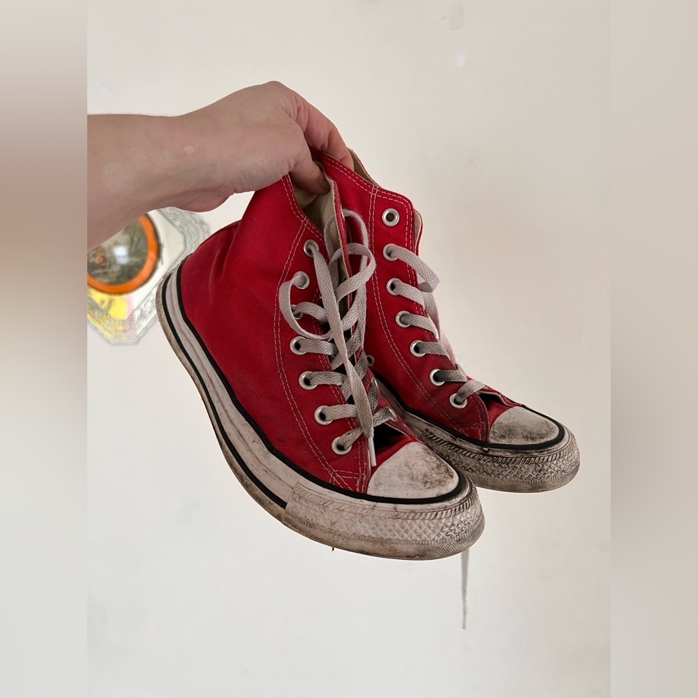 Beat up chuck taylors 7